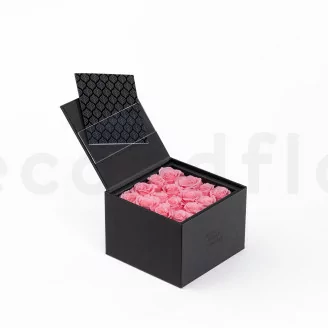 Schachtel mit 16 konservierten roten Rosa