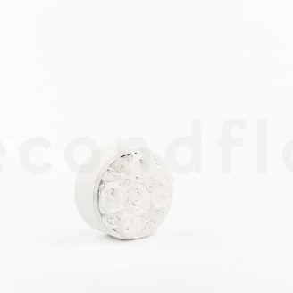 Runde Schachtel mit konservierten wei&szlig;en Rosen (Gr&ouml;&szlig;e M)