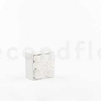 Quadratische Schachtel mit konservierten wei&szlig;en Rosen (Gr&ouml;&szlig;e M)