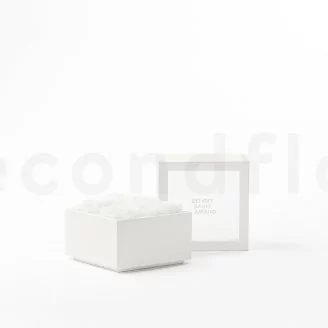 Scatola quadrata con rose bianche stabilizzate (taglia M)