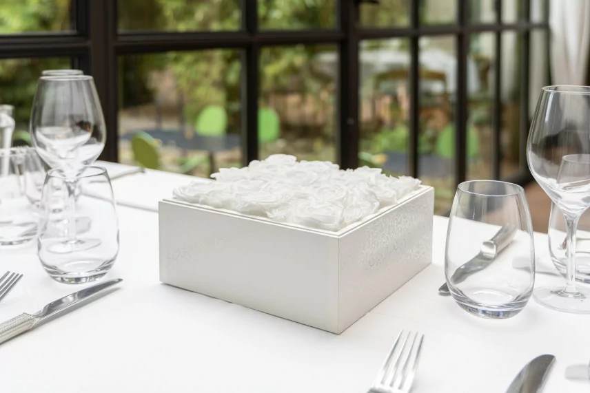 Caja cuadrada con rosas blancas preservadas (talla L)