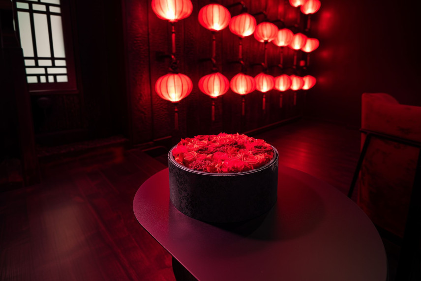 Preserved red flowers in a round box - Large