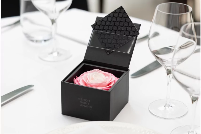 Gro&szlig;e rosa konservierte Rose in quadratischer Box