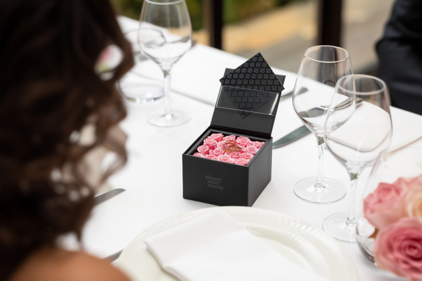 Schachtel mit 16 konservierten rosa Rosen