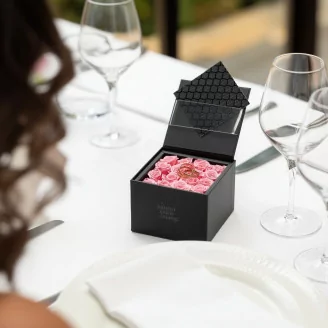 Scatola con 16 rose stabilizzate Rosa