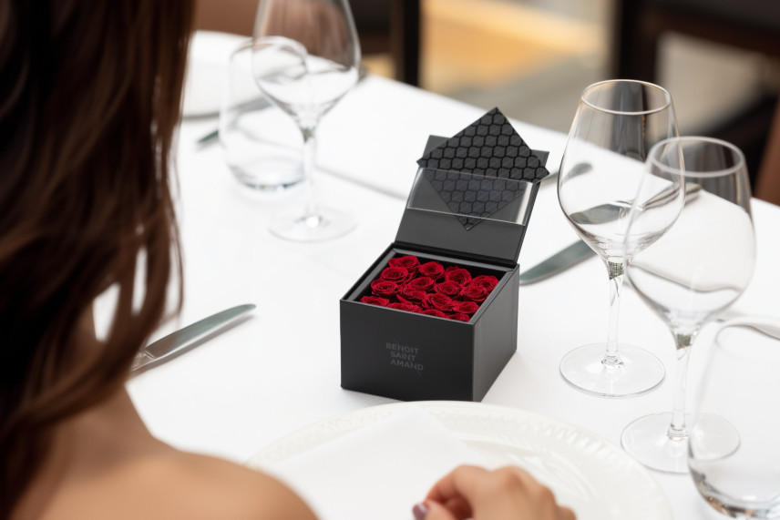Schachtel mit 16 konservierten roten Rosen