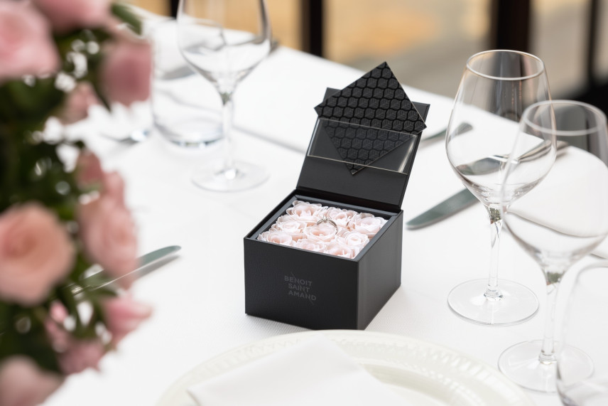 Schachtel mit 9 konservierten rosa Rosen