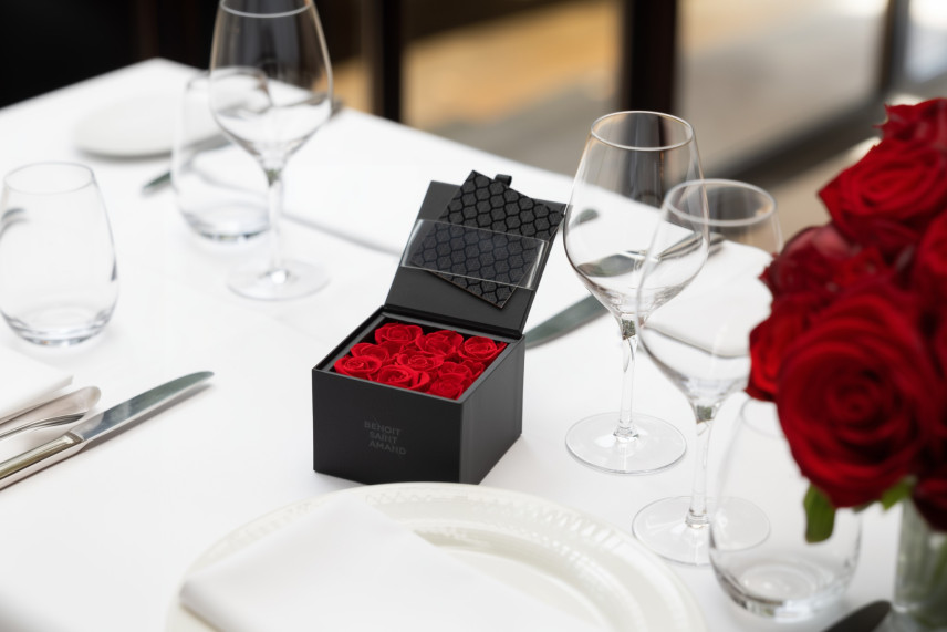 Schachtel mit 9 konservierten roten Rosen
