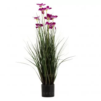 K&uuml;nstliches Ziergras mit Bl&uuml;ten im Topf