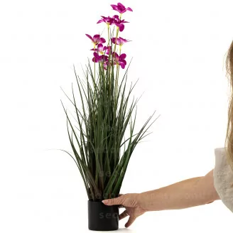 K&uuml;nstliches Ziergras mit Bl&uuml;ten im Topf